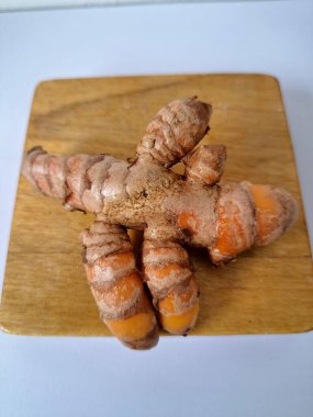 Taze zerdeçal. Zerdeçal parlak sarı bir baharattır. Pek çok Güney Asya ve Orta Doğu mutfağında canlı rengi ve kendine özgü lezzeti ile tanınan bir maddedir. Zerdeçal geleneksel ilaçlarda da yaygın olarak kullanılır.