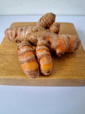 Servis panosundaki taze zerdeçal. Hareketli sarı rengiyle biliniyor. Aktif bileşik curkiminden geliyor. Zerdeçal, özellikle Güneydoğu Asya mutfağında lezzet ve renk artışı olarak yaygın olarak kullanılır.