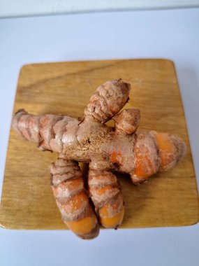 Zerdeçal rizom. Zerdeçal öncelikle Asya mutfağında ve potansiyel sağlık yararları için yemek pişirmede bir baharat olarak kullanılır. Curcuma longa bitkisinin zencefille ilgili bir ritmi.