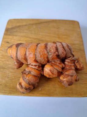 Taze zerdeçal. Zerdeçal parlak sarı bir baharattır. Pek çok Güney Asya ve Orta Doğu mutfağında canlı rengi ve kendine özgü lezzeti ile tanınan bir maddedir. Zerdeçal geleneksel ilaçlarda da yaygın olarak kullanılır.