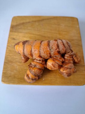 Servis panosundaki taze zerdeçal. Hareketli sarı rengiyle biliniyor. Aktif bileşik curkiminden geliyor. Zerdeçal, özellikle Güneydoğu Asya mutfağında lezzet ve renk artışı olarak yaygın olarak kullanılır.