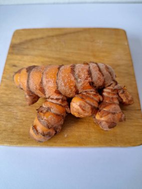 Zerdeçal rizom. Zerdeçal öncelikle Asya mutfağında ve potansiyel sağlık yararları için yemek pişirmede bir baharat olarak kullanılır. Curcuma longa bitkisinin zencefille ilgili bir ritmi.