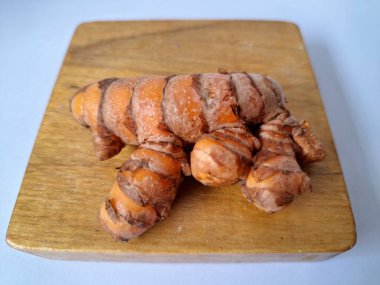 Taze zerdeçal. Zerdeçal parlak sarı bir baharattır. Pek çok Güney Asya ve Orta Doğu mutfağında canlı rengi ve kendine özgü lezzeti ile tanınan bir maddedir. Zerdeçal geleneksel ilaçlarda da yaygın olarak kullanılır.