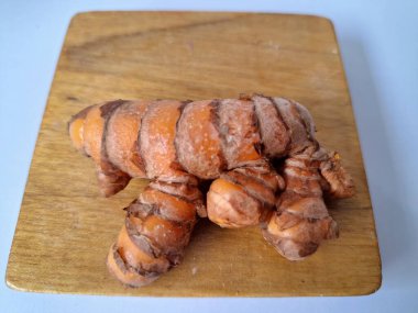 Taze zerdeçal. Zerdeçal parlak sarı bir baharattır. Pek çok Güney Asya ve Orta Doğu mutfağında canlı rengi ve kendine özgü lezzeti ile tanınan bir maddedir. Zerdeçal geleneksel ilaçlarda da yaygın olarak kullanılır.