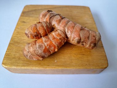 Servis panosundaki taze zerdeçal. Hareketli sarı rengiyle biliniyor. Aktif bileşik curkiminden geliyor. Zerdeçal, özellikle Güneydoğu Asya mutfağında lezzet ve renk artışı olarak yaygın olarak kullanılır.