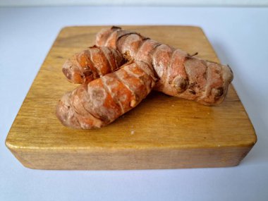 Taze zerdeçal. Zerdeçal parlak sarı bir baharattır. Pek çok Güney Asya ve Orta Doğu mutfağında canlı rengi ve kendine özgü lezzeti ile tanınan bir maddedir. Zerdeçal geleneksel ilaçlarda da yaygın olarak kullanılır.