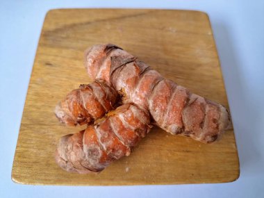 Zerdeçal rizom. Zerdeçal öncelikle Asya mutfağında ve potansiyel sağlık yararları için yemek pişirmede bir baharat olarak kullanılır. Curcuma longa bitkisinin zencefille ilgili bir ritmi.