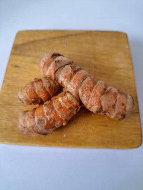 Zerdeçal rizom. Zerdeçal öncelikle Asya mutfağında ve potansiyel sağlık yararları için yemek pişirmede bir baharat olarak kullanılır. Curcuma longa bitkisinin zencefille ilgili bir ritmi.