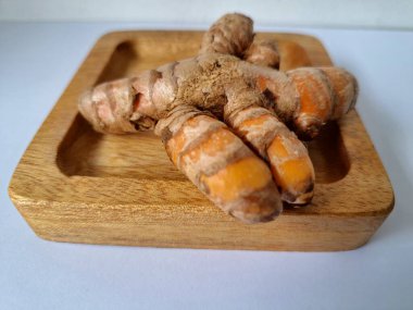 Zerdeçal rizom. Zerdeçal öncelikle Asya mutfağında ve potansiyel sağlık yararları için yemek pişirmede bir baharat olarak kullanılır. Curcuma longa bitkisinin zencefille ilgili bir ritmi.