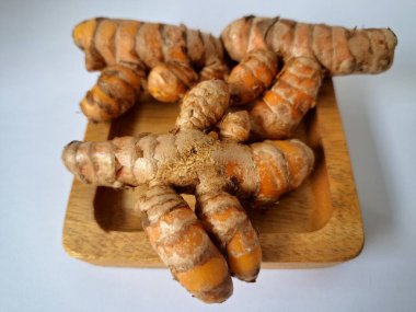 Taze zerdeçal. Zerdeçal parlak sarı bir baharattır. Pek çok Güney Asya ve Orta Doğu mutfağında canlı rengi ve kendine özgü lezzeti ile tanınan bir maddedir. Zerdeçal geleneksel ilaçlarda da yaygın olarak kullanılır.