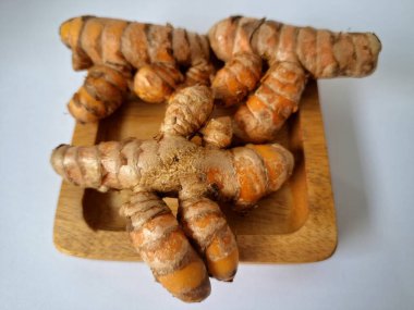 Taze zerdeçal. Zerdeçal parlak sarı bir baharattır. Pek çok Güney Asya ve Orta Doğu mutfağında canlı rengi ve kendine özgü lezzeti ile tanınan bir maddedir. Zerdeçal geleneksel ilaçlarda da yaygın olarak kullanılır.