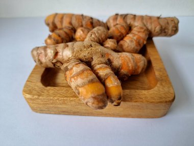 Zerdeçal rizom. Zerdeçal öncelikle Asya mutfağında ve potansiyel sağlık yararları için yemek pişirmede bir baharat olarak kullanılır. Curcuma longa bitkisinin zencefille ilgili bir ritmi.