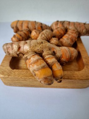 Taze zerdeçal. Zerdeçal parlak sarı bir baharattır. Pek çok Güney Asya ve Orta Doğu mutfağında canlı rengi ve kendine özgü lezzeti ile tanınan bir maddedir. Zerdeçal geleneksel ilaçlarda da yaygın olarak kullanılır.