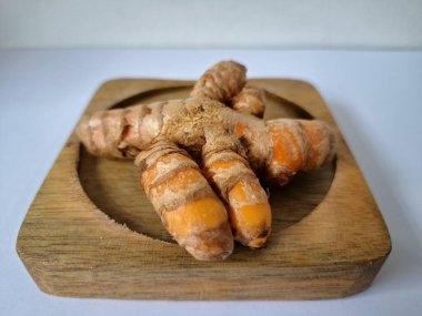 Taze zerdeçal. Zerdeçal parlak sarı bir baharattır. Pek çok Güney Asya ve Orta Doğu mutfağında canlı rengi ve kendine özgü lezzeti ile tanınan bir maddedir. Zerdeçal geleneksel ilaçlarda da yaygın olarak kullanılır.