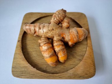 Servis panosundaki taze zerdeçal. Hareketli sarı rengiyle biliniyor. Aktif bileşik curkiminden geliyor. Zerdeçal, özellikle Güneydoğu Asya mutfağında lezzet ve renk artışı olarak yaygın olarak kullanılır.