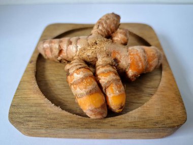 Taze zerdeçal. Zerdeçal parlak sarı bir baharattır. Pek çok Güney Asya ve Orta Doğu mutfağında canlı rengi ve kendine özgü lezzeti ile tanınan bir maddedir. Zerdeçal geleneksel ilaçlarda da yaygın olarak kullanılır.