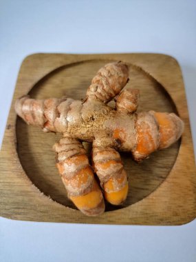 Zerdeçal rizom. Zerdeçal öncelikle Asya mutfağında ve potansiyel sağlık yararları için yemek pişirmede bir baharat olarak kullanılır. Curcuma longa bitkisinin zencefille ilgili bir ritmi.
