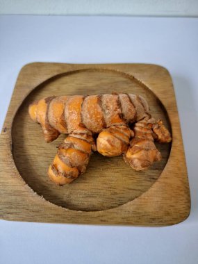 Taze zerdeçal. Zerdeçal parlak sarı bir baharattır. Pek çok Güney Asya ve Orta Doğu mutfağında canlı rengi ve kendine özgü lezzeti ile tanınan bir maddedir. Zerdeçal geleneksel ilaçlarda da yaygın olarak kullanılır.