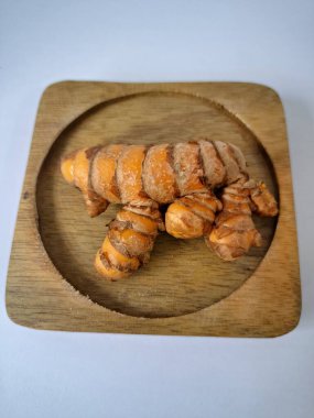 Servis panosundaki taze zerdeçal. Hareketli sarı rengiyle biliniyor. Aktif bileşik curkiminden geliyor. Zerdeçal, özellikle Güneydoğu Asya mutfağında lezzet ve renk artışı olarak yaygın olarak kullanılır.