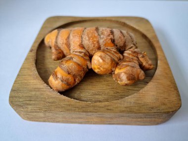 Zerdeçal rizom. Zerdeçal öncelikle Asya mutfağında ve potansiyel sağlık yararları için yemek pişirmede bir baharat olarak kullanılır. Curcuma longa bitkisinin zencefille ilgili bir ritmi.