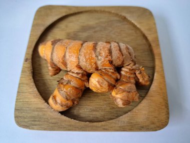 Zerdeçal rizom. Zerdeçal öncelikle Asya mutfağında ve potansiyel sağlık yararları için yemek pişirmede bir baharat olarak kullanılır. Curcuma longa bitkisinin zencefille ilgili bir ritmi.