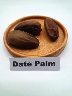 Hurma ağacının tomurcuğundan da yere sarkmış. Hurma ağacının meyveleri, yumuşak ve tatlı sözlüdür. Genellikle ağaçtaki kümelerde bulunurlar ve kahverengiye döndüklerinde ve buruşuklaştıklarında büyük buruşmuş kuru üzümlere benzerler.