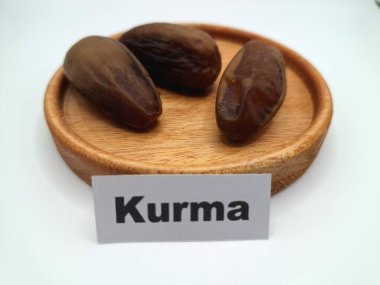 Hurma ağacının tomurcuğundan da yere sarkmış. Hurma ağacının meyveleri, yumuşak ve tatlı sözlüdür. Genellikle ağaçtaki kümelerde bulunurlar ve kahverengiye döndüklerinde ve buruşuklaştıklarında büyük buruşmuş kuru üzümlere benzerler.