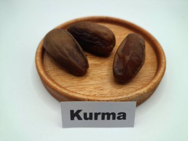 Hurma ağacının tomurcuğundan da yere sarkmış. Hurma ağacının meyveleri, yumuşak ve tatlı sözlüdür. Genellikle ağaçtaki kümelerde bulunurlar ve kahverengiye döndüklerinde ve buruşuklaştıklarında büyük buruşmuş kuru üzümlere benzerler.