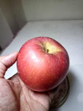 Elmalı meyve. Elmalar, çiğ yemekten pişirmeye kadar çeşitli şekillerde yaygın olarak tüketilen popüler meyvelerdir.