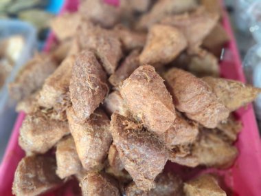 Endonezya 'da ev yapımı kızarmış tofu. Çıtır tofu, küçük küp şeklinde ve un serpiştirilerek yendiğinde çıtır çıtır bir hissi uyandıran kızarmış tofunun bir çeşididir.