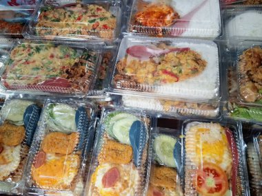 Plastik mika kaplarda pirinç ve mezeler genellikle Endonezya 'da satılır. Plastik mika, pirinç de dahil olmak üzere pratik gıda ambalajı olarak kullanılır.