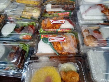 Plastik mika kaplarda pirinç ve mezeler genellikle Endonezya 'da satılır. Plastik mika, pirinç de dahil olmak üzere pratik gıda ambalajı olarak kullanılır.