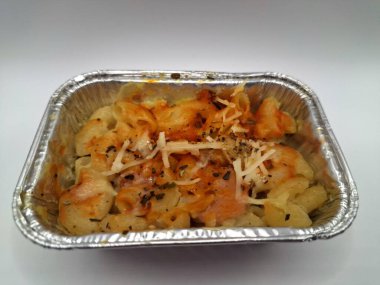 Alüminyum folyo kabında makarna schotel. Makaroni schotel (ayrıca fırında makarna veya makarna schaal olarak da bilinir) Hollanda 'dan etkilenen Endonezya yapımı fırında makarna tabağıdır.