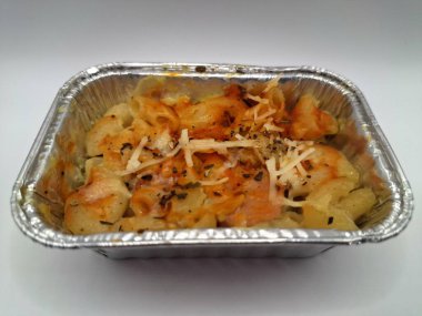 Alüminyum folyo kabında makarna schotel. Makaroni schotel (ayrıca fırında makarna veya makarna schaal olarak da bilinir) Hollanda 'dan etkilenen Endonezya yapımı fırında makarna tabağıdır.