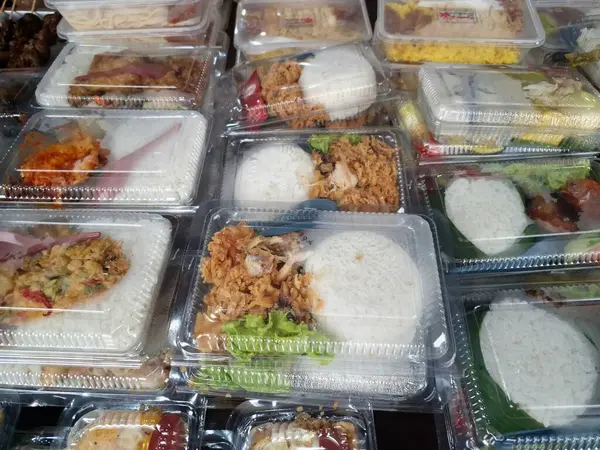 Plastik mika kaplarda pirinç ve mezeler genellikle Endonezya 'da satılır. Plastik mika, pirinç de dahil olmak üzere pratik gıda ambalajı olarak kullanılır.