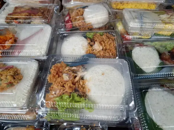 Plastik mika kaplarda pirinç ve mezeler genellikle Endonezya 'da satılır. Plastik mika, pirinç de dahil olmak üzere pratik gıda ambalajı olarak kullanılır.