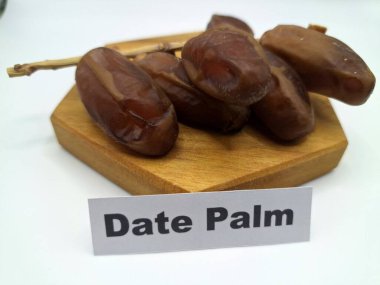 Servis panosundaki tarihler. Meyveleri salkımlı, salkımlı, salkımlı hurma ağaçları arasındadırlar. Genellikle doğal tatlılıklarıyla bilinirler ve genellikle atıştırmalık olarak ya da çeşitli tariflerde kullanılırlar.