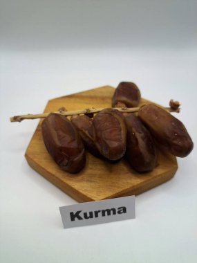 Servis panosundaki tarihler. Meyveleri salkımlı, salkımlı, salkımlı hurma ağaçları arasındadırlar. Genellikle doğal tatlılıklarıyla bilinirler ve genellikle atıştırmalık olarak ya da çeşitli tariflerde kullanılırlar.