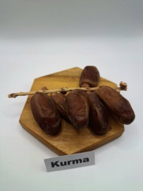 Servis panosundaki tarihler. Meyveleri salkımlı, salkımlı, salkımlı hurma ağaçları arasındadırlar. Genellikle doğal tatlılıklarıyla bilinirler ve genellikle atıştırmalık olarak ya da çeşitli tariflerde kullanılırlar.