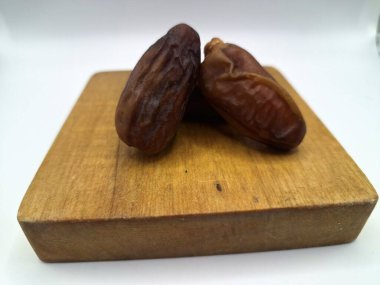 Servis panosundaki tarihler. Meyveleri salkımlı, salkımlı, salkımlı hurma ağaçları arasındadırlar. Genellikle doğal tatlılıklarıyla bilinirler ve genellikle atıştırmalık olarak ya da çeşitli tariflerde kullanılırlar.