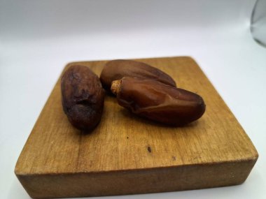 Servis panosundaki tarihler. Meyveleri salkımlı, salkımlı, salkımlı hurma ağaçları arasındadırlar. Genellikle doğal tatlılıklarıyla bilinirler ve genellikle atıştırmalık olarak ya da çeşitli tariflerde kullanılırlar.