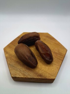 Servis panosundaki tarihler. Meyveleri salkımlı, salkımlı, salkımlı hurma ağaçları arasındadırlar. Genellikle doğal tatlılıklarıyla bilinirler ve genellikle atıştırmalık olarak ya da çeşitli tariflerde kullanılırlar.