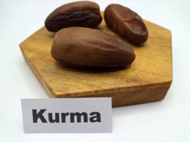 Servis panosundaki tarihler. Meyveleri salkımlı, salkımlı, salkımlı hurma ağaçları arasındadırlar. Genellikle doğal tatlılıklarıyla bilinirler ve genellikle atıştırmalık olarak ya da çeşitli tariflerde kullanılırlar.