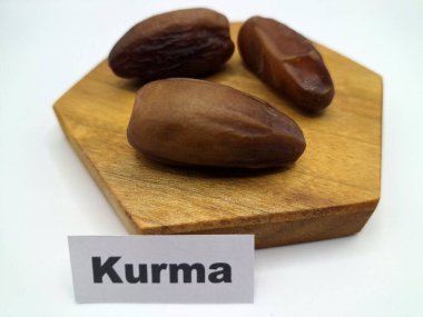 Servis panosundaki tarihler. Meyveleri salkımlı, salkımlı, salkımlı hurma ağaçları arasındadırlar. Genellikle doğal tatlılıklarıyla bilinirler ve genellikle atıştırmalık olarak ya da çeşitli tariflerde kullanılırlar.