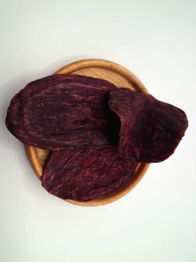 Mor tatlı patates cipsi. Onlar sadece ince dilimlenmiş mor tatlı patateslerden yapılmış cips. Genellikle fırında veya kızartılmış. Onlar biraz tatlı ve lezzetli bir tat sunan popüler bir atıştırmalık yiyecekler, ve eşsiz bir canlı mor renk