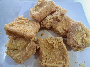Endonezya 'da ev yapımı kızarmış tofu. Çıtır tofu, küçük küp şeklinde ve un serpiştirilerek yendiğinde çıtır çıtır bir hissi uyandıran kızarmış tofunun bir çeşididir.