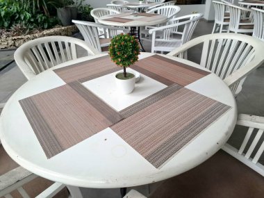 Yemek odasında ahşap masa ve sandalyeler düzgünce düzenlenmiş.