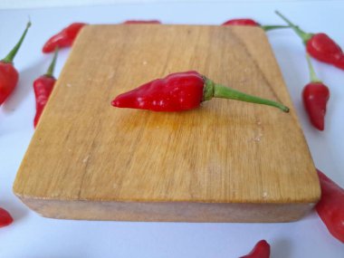 Servis panosunda acı biber var. Chili, Capsicum cinsinden baharatlı meyve türüdür. Sıcaklığı ve tadı ile bilinir. Chili biberleri dünya çapında yetişir ve yemek pişirmede, tatlandırmada ve tıpta kullanılır.