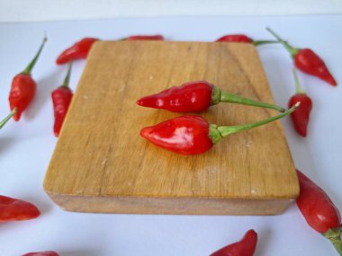 Servis panosunda acı biber var. Chili, Capsicum cinsinden baharatlı meyve türüdür. Sıcaklığı ve tadı ile bilinir. Chili biberleri dünya çapında yetişir ve yemek pişirmede, tatlandırmada ve tıpta kullanılır.