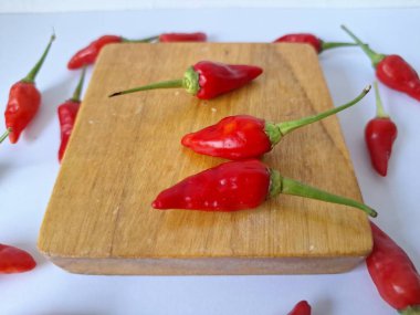 Servis panosunda acı biber var. Chili, Capsicum cinsinden baharatlı meyve türüdür. Sıcaklığı ve tadı ile bilinir. Chili biberleri dünya çapında yetişir ve yemek pişirmede, tatlandırmada ve tıpta kullanılır.